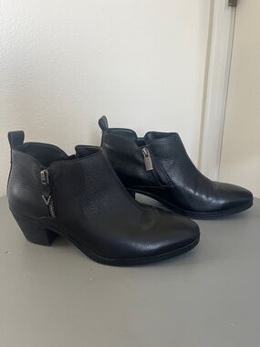 VIONIC Women’s Black Leather Waterproof Ankle Booties | Size 8
